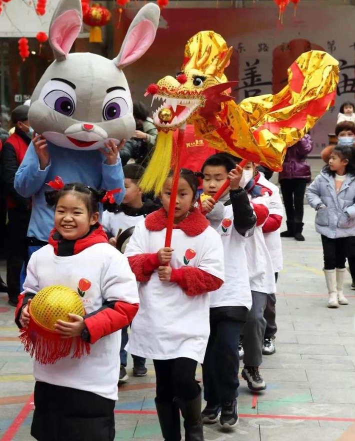 “慈善大廟會”上快樂的人們。成都市武侯區(qū)玉林街辦供圖