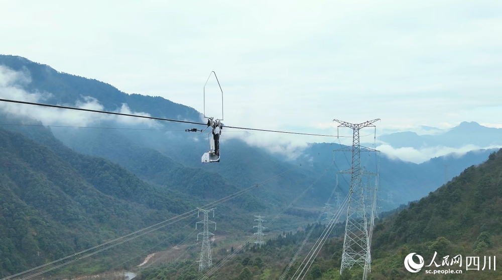 國網(wǎng)四川電力作業(yè)人員操控運載無人機。丁盛杰攝