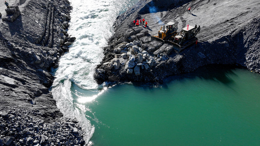 卡拉水電站大江截流存在流量大、龍口水深、場地狹窄等難題。雅礱江公司供圖