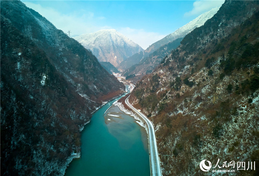 公路在雪山間穿梭。胡宇攝