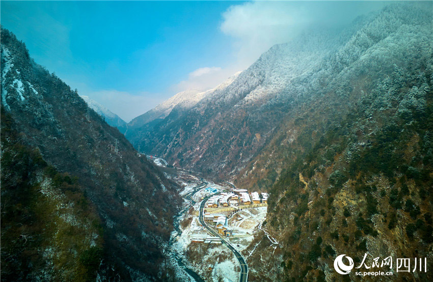 藍天下的雪山村寨。胡宇攝