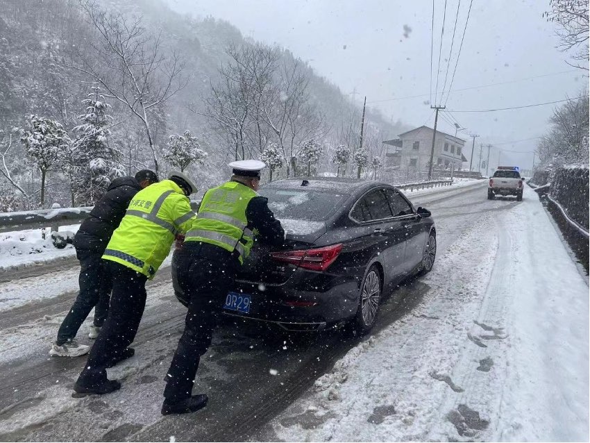 達州市萬源縣加強道路交通重點路段巡查和管控，并采取除冰除雪措施。四川省應(yīng)急管理廳供圖