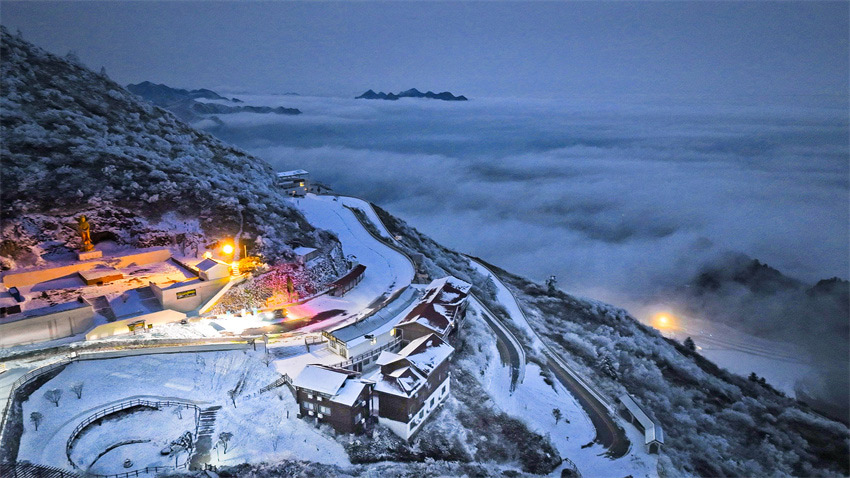 夜雪明燈八臺(tái)山。石仲攝