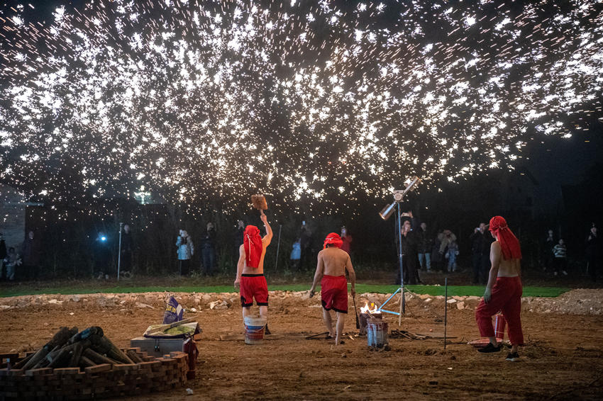 2月1日，傳統(tǒng)匠人在眉山市彭山區(qū)金燭村的萬家水碾夜市為群眾表演國家級非遺“打鐵花”。翁光建攝