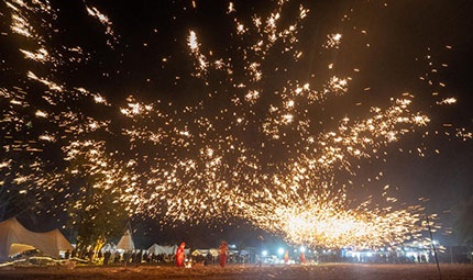    打鐵花、逛夜市、套大鵝 四川眉山彭山年味濃      2月1日，四川省眉山市彭山區(qū)金燭村的萬家水碾夜市上演了一場“打鐵花”表演，帶來濃濃年味，吸引了眾多市民觀看游玩。同時，夜市現(xiàn)場還有套大鵝、煙花表演、篝火晚會、傳統(tǒng)小吃街等形式多樣的消費(fèi)場景供市民體驗(yàn)。【詳細(xì)】    