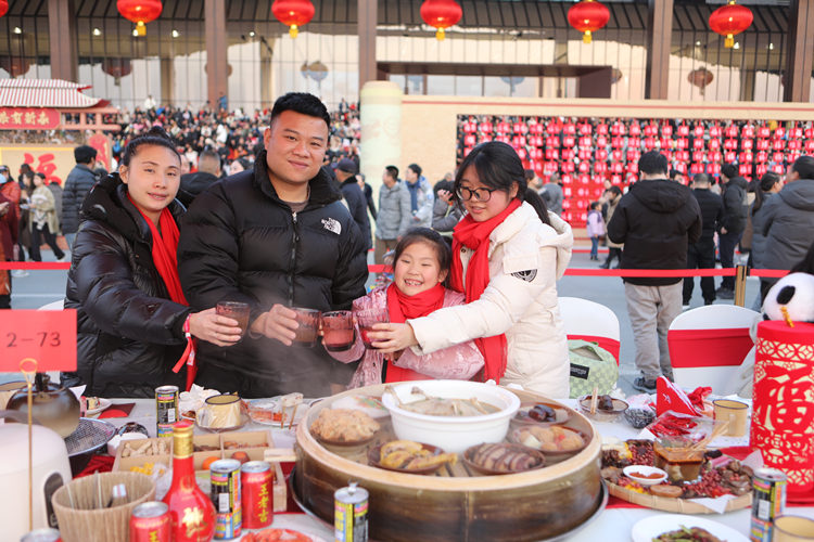 妞妞及家人送上對(duì)天府新區(qū)的祝福。天府新區(qū)融媒體中心供圖