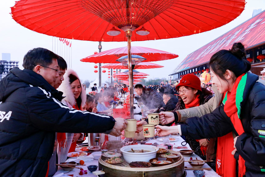 舉杯敬祝祖國好。天府新區融媒體中心供圖