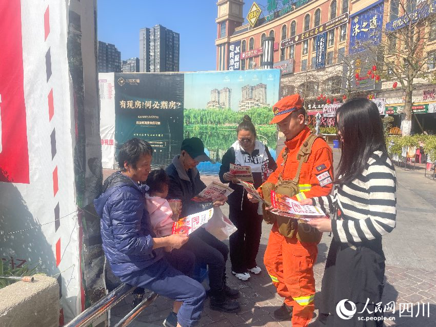 2月10日，在四川攀枝花消防員李明挺與妻子熊一檔一起正在發(fā)放防火宣傳單。羊冉攝