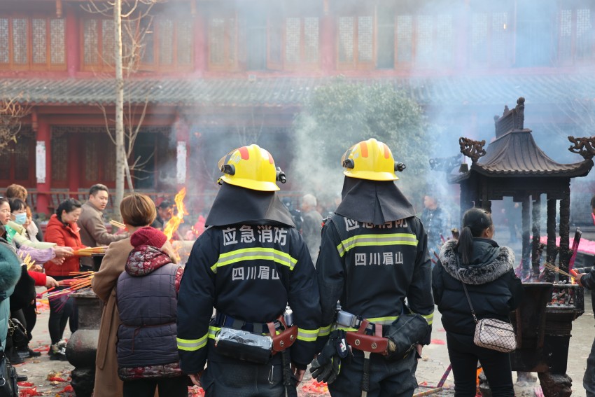 眉山市消防救援支隊消防員在丹棱縣龍鵠寺燒香處執(zhí)勤值守。四川消防救援總隊供圖