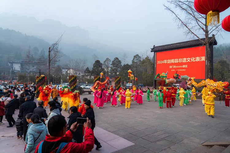 劍門關景區北游客中心非遺展演。劍閣縣委宣傳部供圖