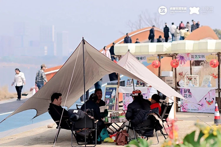 在草地上圍爐煮茶。天府新區融媒體中心供圖