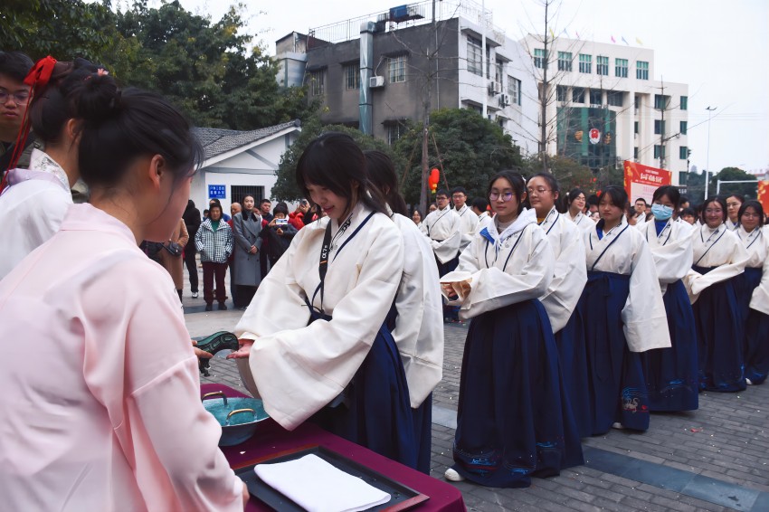 “奉匜沃盥”。中江縣委宣傳部供圖