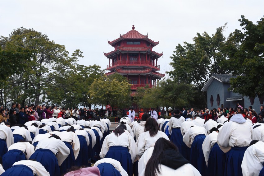 魁山閣下禮敬先賢。中江縣委宣傳部供圖