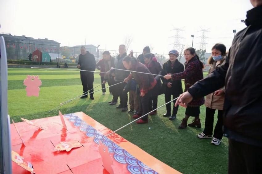 比賽現場為群眾設置的趣味游戲。天府新區煎茶街道供圖