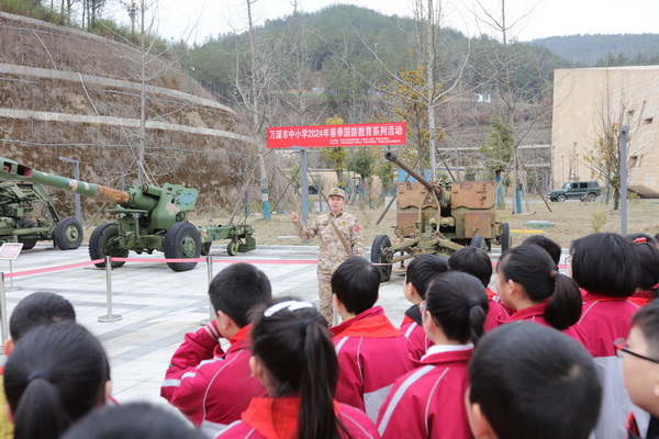 民兵挎包宣講隊隊員進行國防教育挎包宣講。馬發海供圖