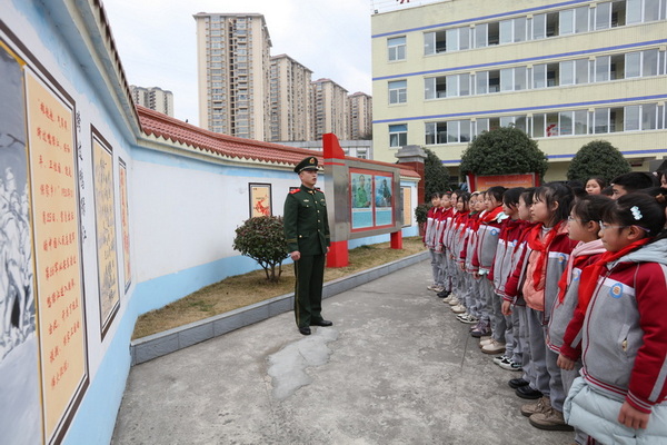 現役軍人為少先隊員講解國防教育知識。馬發海供圖