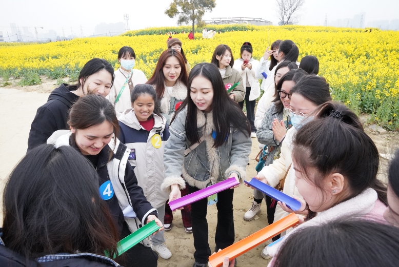 建筑女職工“花式過節”。中建三局三公司供圖