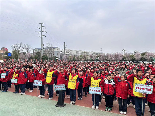 “2024年資陽市中小學(xué)校森林防滅火主題教育”啟動儀式，全校師生積極參與。圖片來源：楊維麗