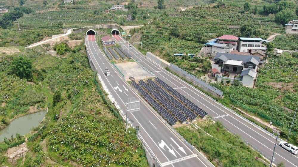 蜀道集團投建四川攀大高速分布式光伏項目。蜀道集團供圖