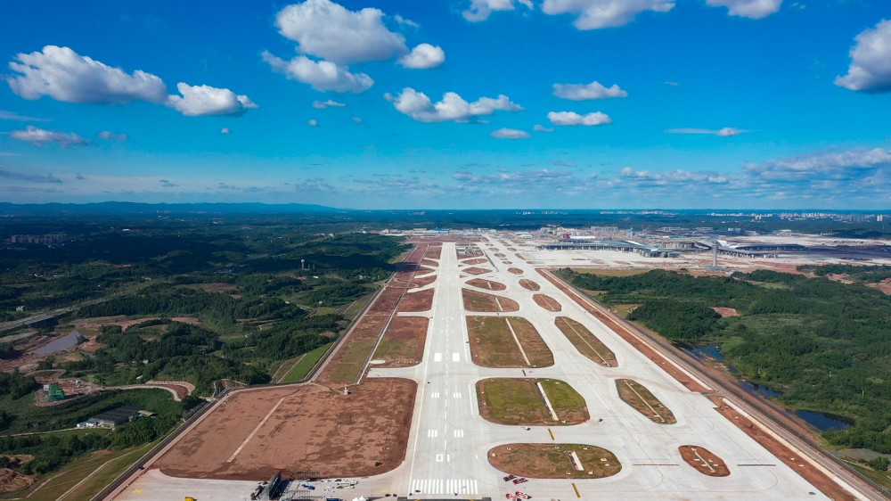 完工后的成都天府國際機場西一跑道。李勝供圖