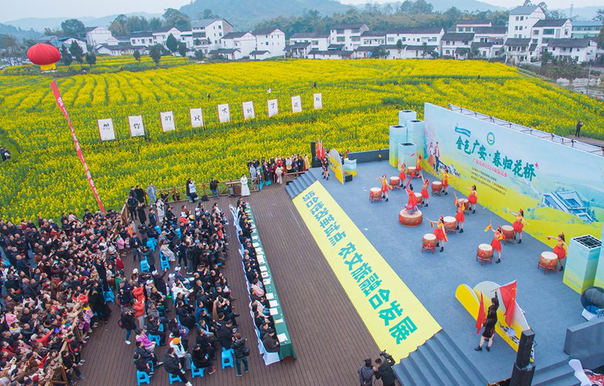 廣安市廣安區(qū)花橋鎮(zhèn)的萬畝油菜花爭奇斗艷。花橋鎮(zhèn)供圖