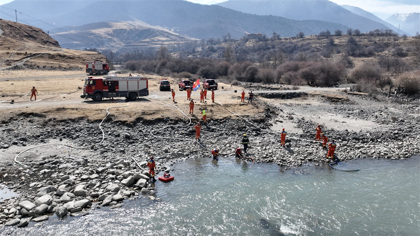 3月17日，四川省消防救援總隊(duì)用泵為消防車(chē)吸水。四川省消防救援總隊(duì)供圖