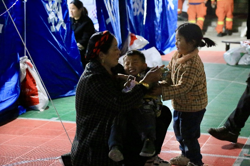 雅江縣城關第一完全小學安置點的群眾。人民網記者 朱虹攝