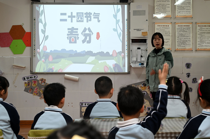 小朋友在老師帶領下學習春分節氣知識。蘭自濤攝