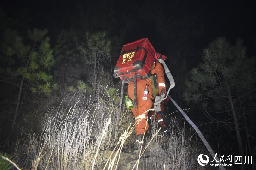 四川省森林消防總隊攀枝花市支隊森林消防員正在搬運物資。殷豪良攝