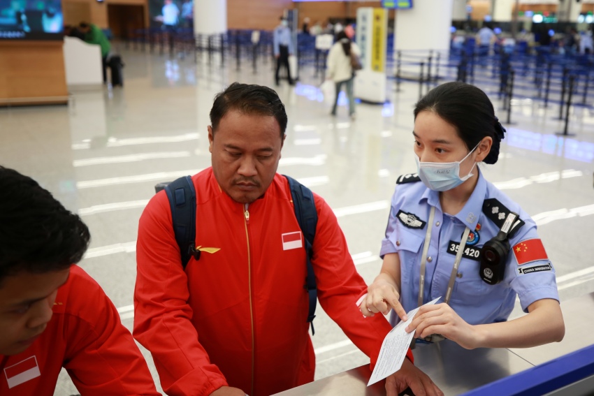 湯尤杯決賽涉賽會人員正在填寫外國人入境卡。成都出入境邊防檢查站供圖