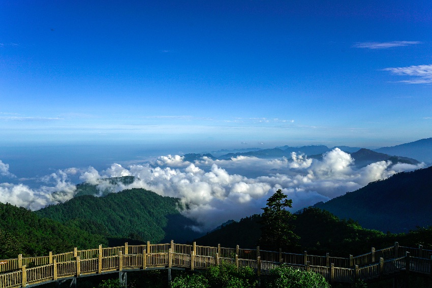 西嶺雪山景區美景。景區供圖