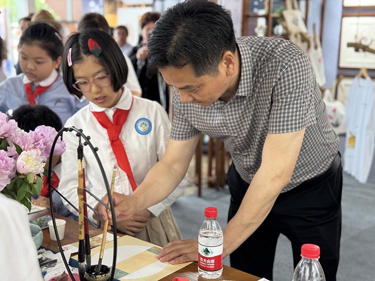 爾雅軒水墨工作坊嘉賓體驗。成都市青羊區實驗小學青華分校供圖