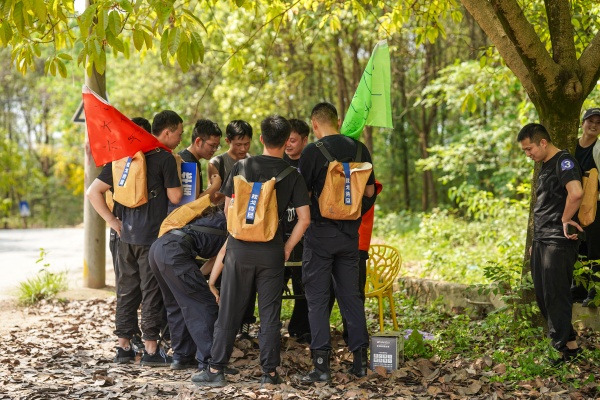 青年民輔警在活動點位尋找線索。陳智豪攝