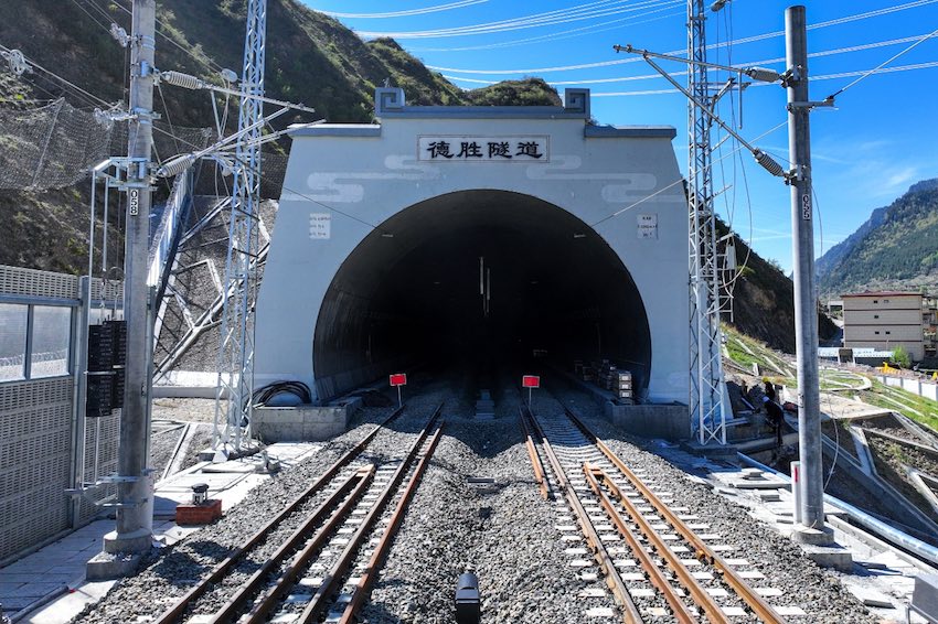 德勝隧道洞口。成蘭鐵路公司供圖