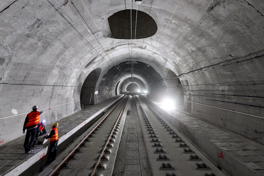 隧道中修建了防災救援站，途徑列車一旦在隧道中遭遇危險，可運行至救援站緊急疏散旅客。成蘭鐵路公司供圖