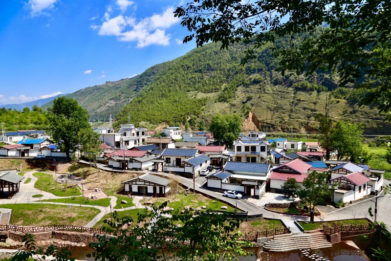 茶香飄滿山、村居舊貌換新顏。喜德縣委組織部供圖