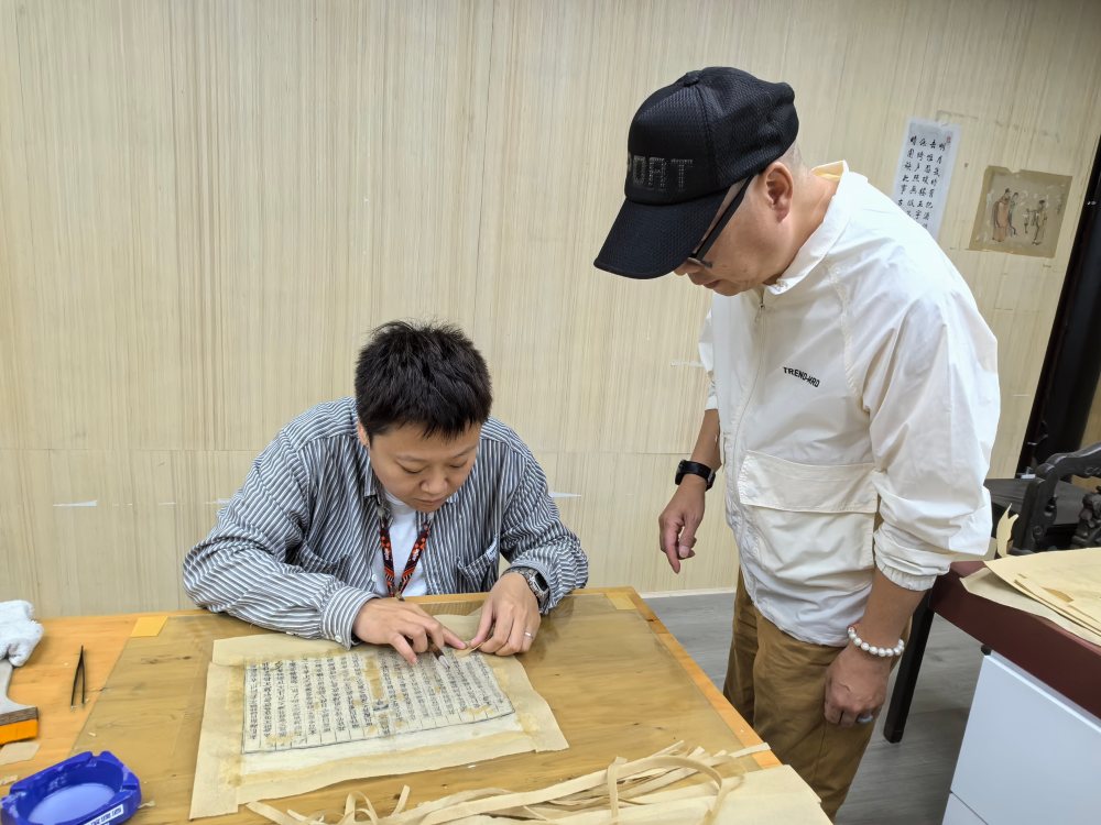 三蘇祠工作人員正在修復古籍。眉山市文廣旅局供圖