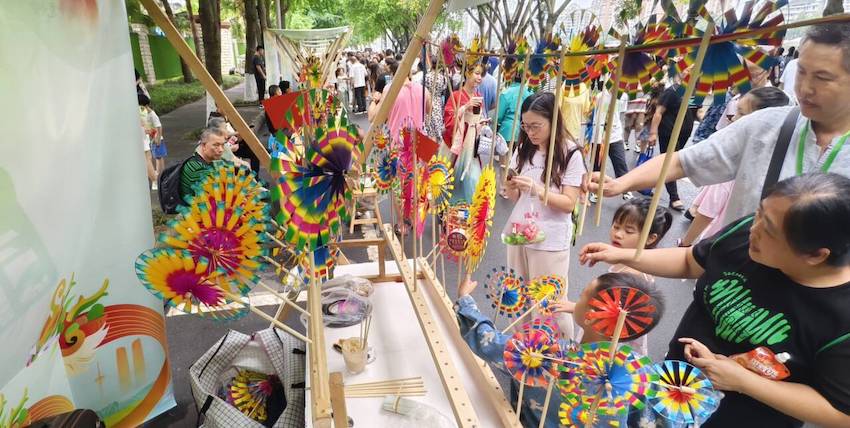 南河沿岸非遺集市吸引市民駐足體驗、選購。新津區委宣傳部供圖