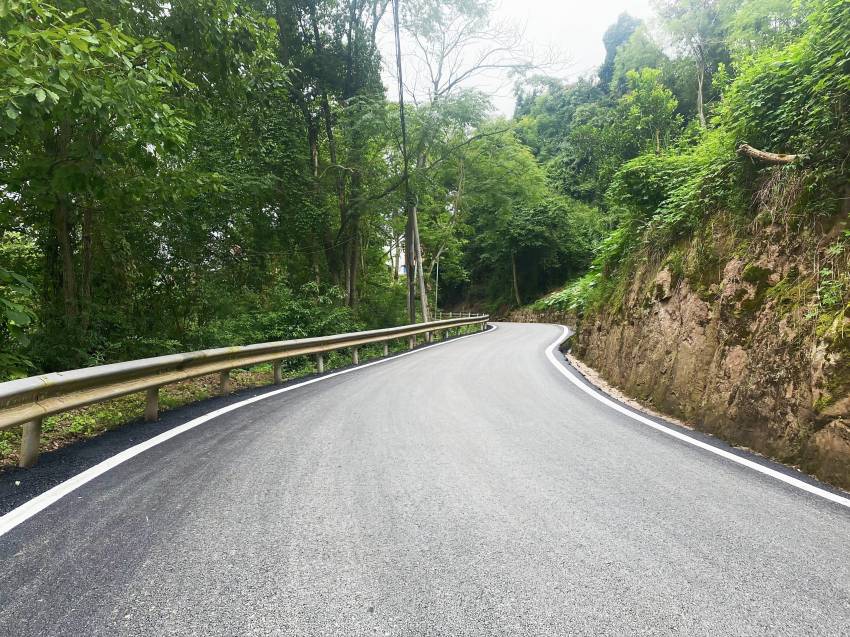 鋪設瀝青后的苦竹溪至雙魚湖水庫段道路。通川區融媒體中心供圖