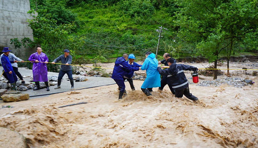 直擊四川漢源搶險救災現場：各部門積極搶險救援。雅安市融媒體中心、漢源縣融媒體中心供圖