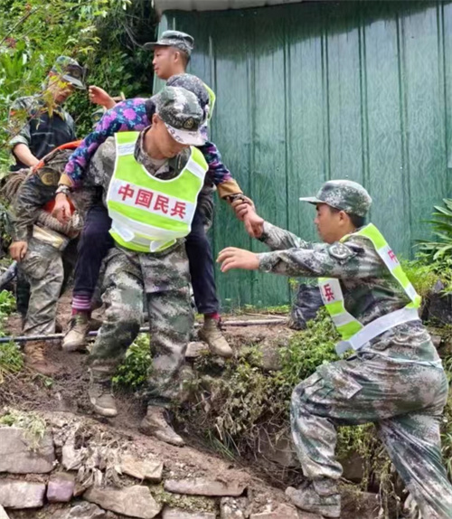 救援現(xiàn)場。雅安軍分區(qū)供圖