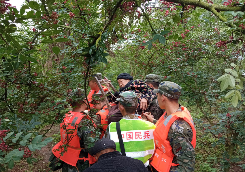 官兵民兵持續奮戰救援一線。四川省軍區供圖