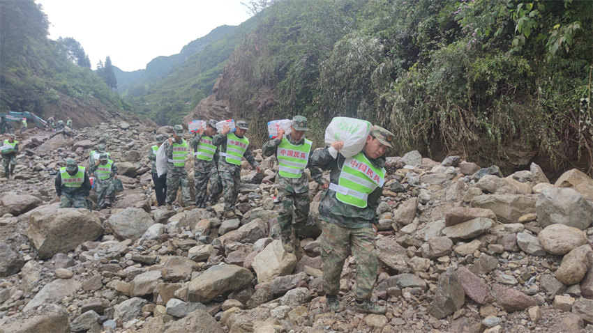 官兵民兵持續(xù)奮戰(zhàn)救援一線。四川省軍區(qū)供圖