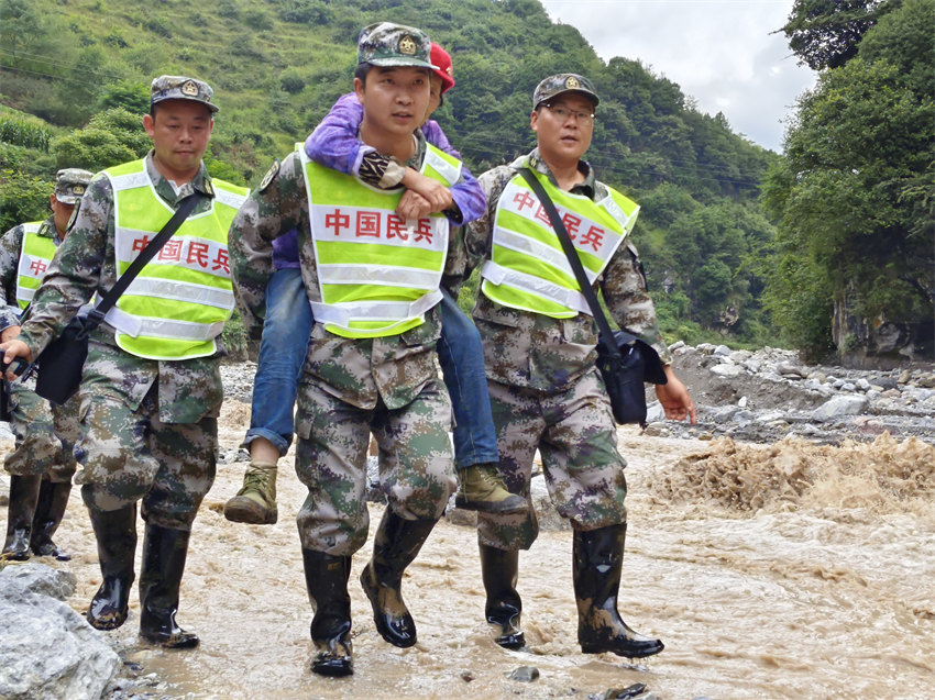 官兵民兵持續(xù)奮戰(zhàn)救援一線(xiàn)。四川省軍區(qū)供圖