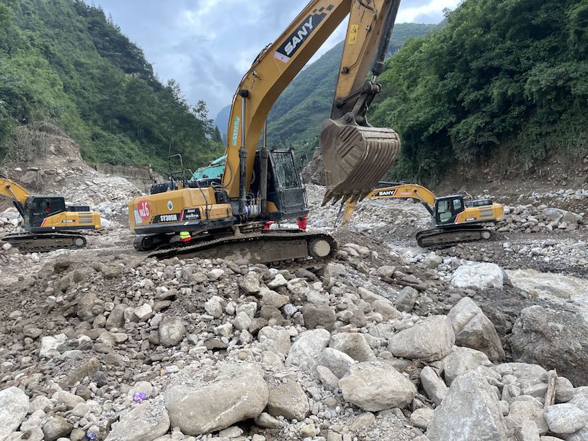 挖掘機(jī)晝夜不停，搶通大溝橋。四川省交通運(yùn)輸廳供圖