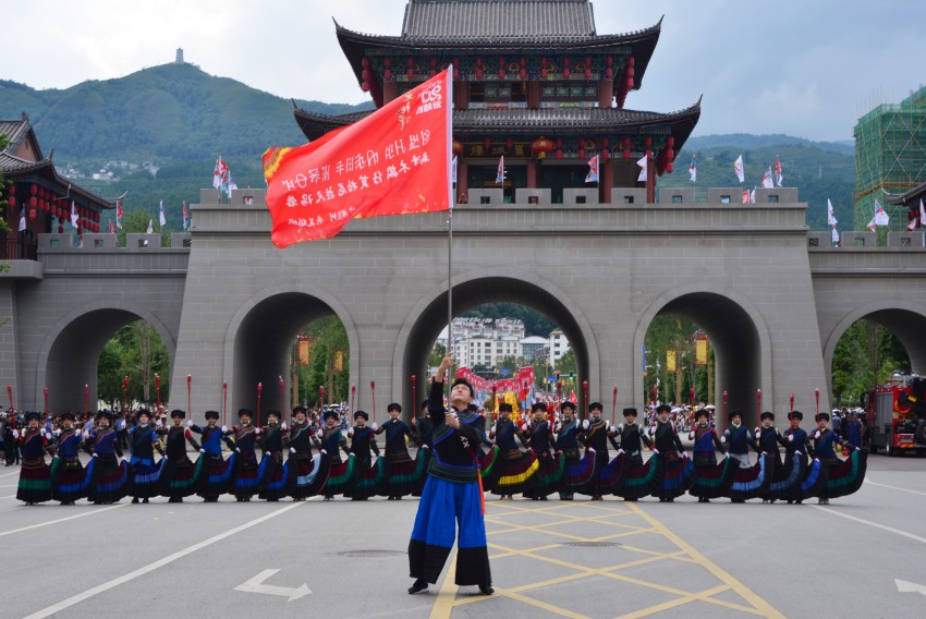 火把節特色全民秀巡游。實習生 舒鑫攝