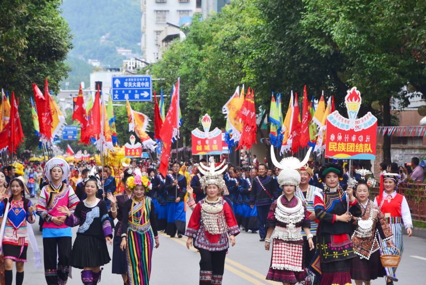 火把節特色全民秀巡游。實習生 舒鑫攝