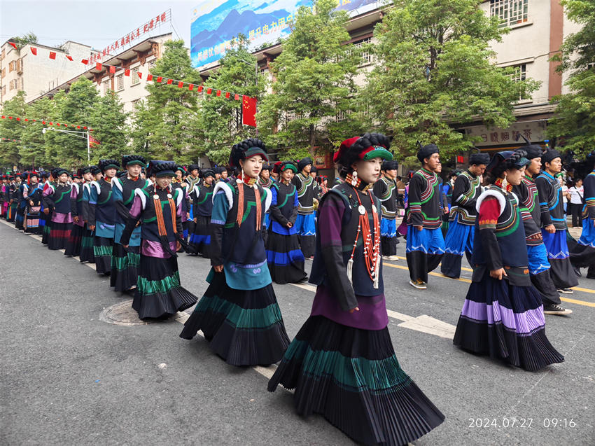 彝族服飾盛裝方隊(duì)巡游現(xiàn)場(chǎng)。宋明供圖