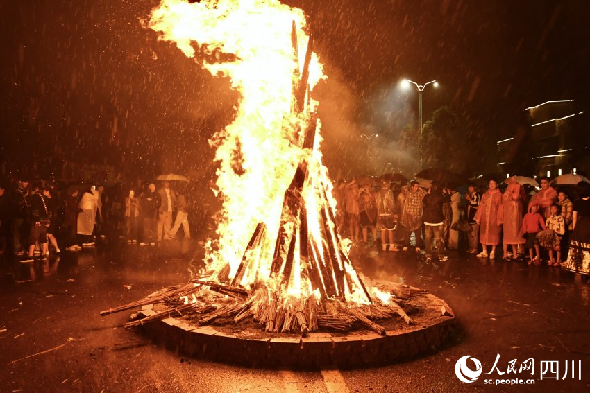 昭覺縣火把狂歡夜現場。人民網 趙祖樂攝