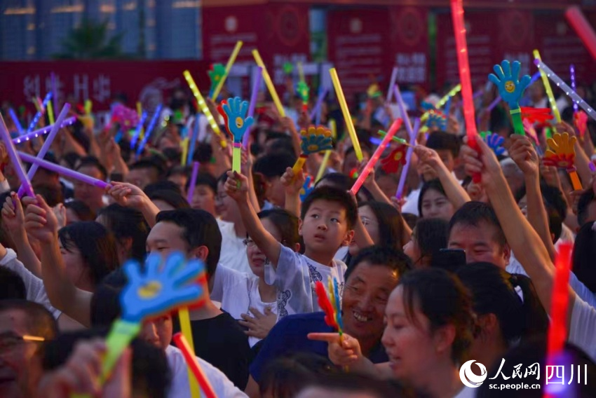 觀看火把節開幕式的市民和游客。實習生 舒鑫攝